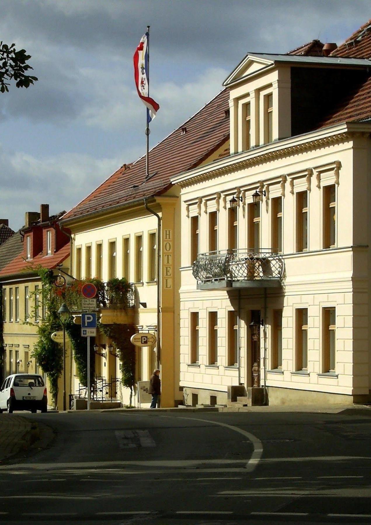 Hotel Garni Schlossgarten Neustrelitz Exterior photo