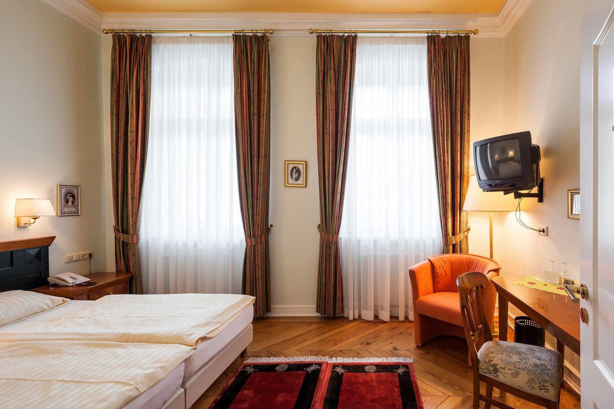 Hotel Garni Schlossgarten Neustrelitz Exterior photo